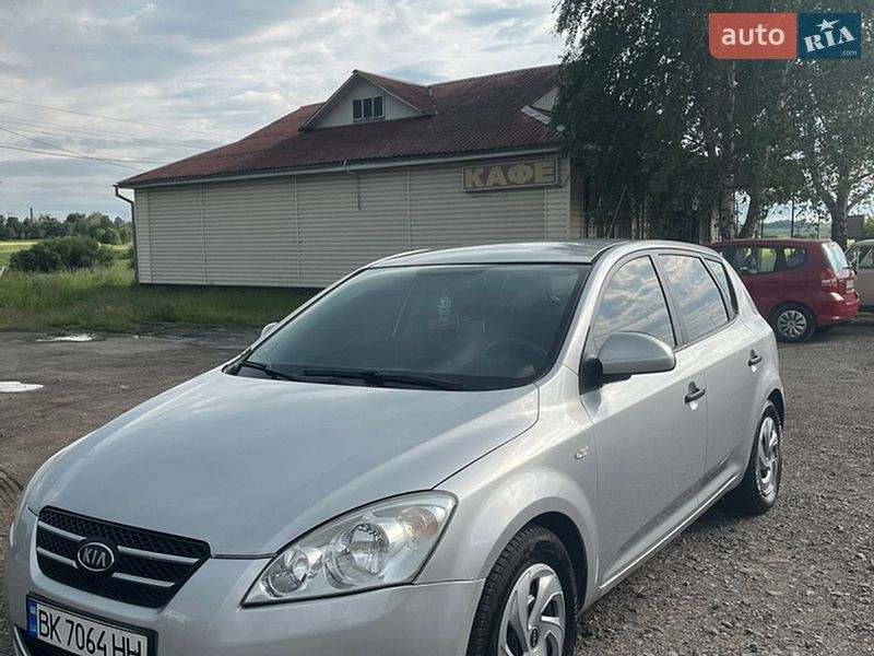 Хэтчбек Kia Ceed 2008 в Дубно