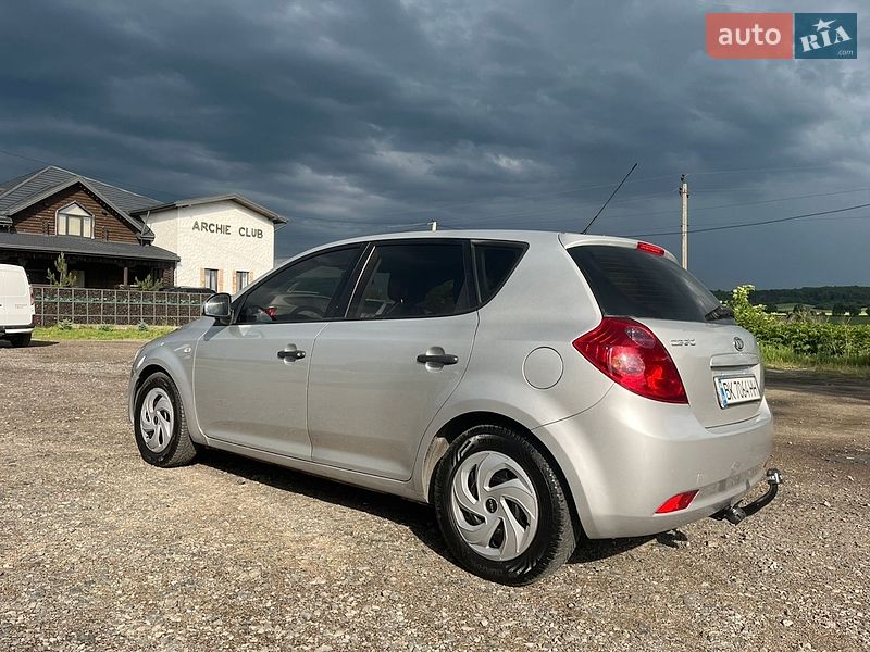 Хэтчбек Kia Ceed 2008 в Дубно