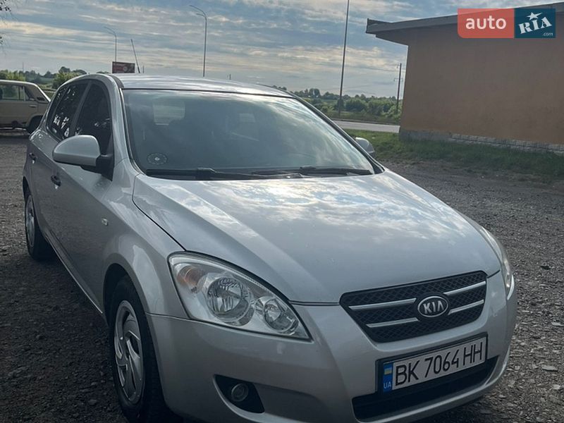 Хэтчбек Kia Ceed 2008 в Дубно