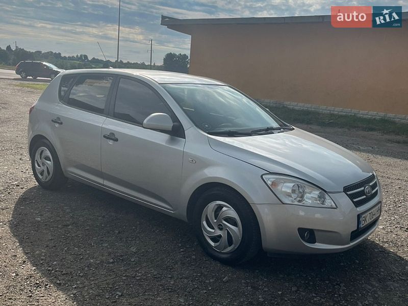 Хэтчбек Kia Ceed 2008 в Дубно