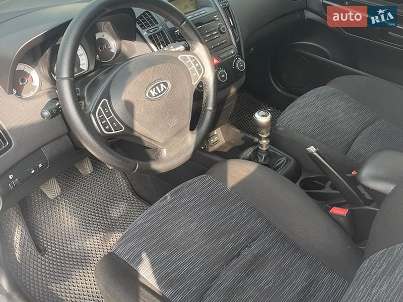 Хэтчбек Kia Ceed 2008 в Дубно
