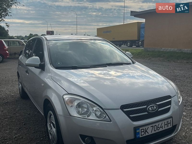 Хэтчбек Kia Ceed 2008 в Дубно