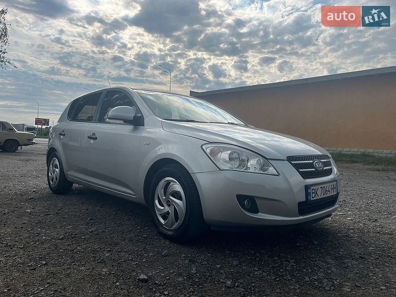 Хэтчбек Kia Ceed 2008 в Дубно
