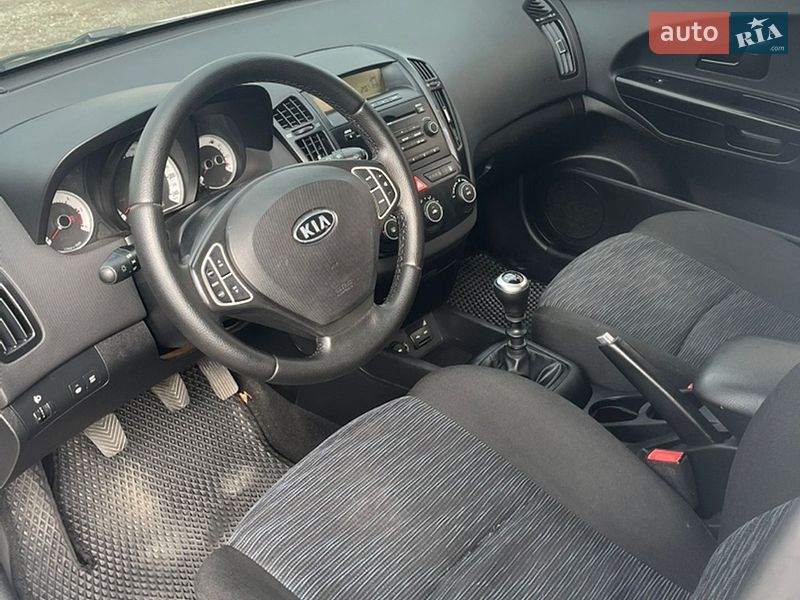 Хэтчбек Kia Ceed 2008 в Дубно