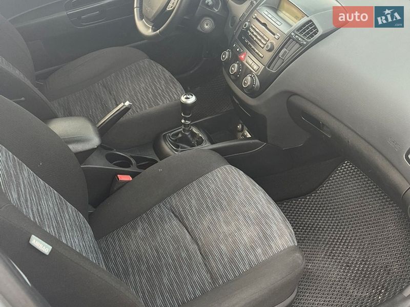 Хэтчбек Kia Ceed 2008 в Дубно