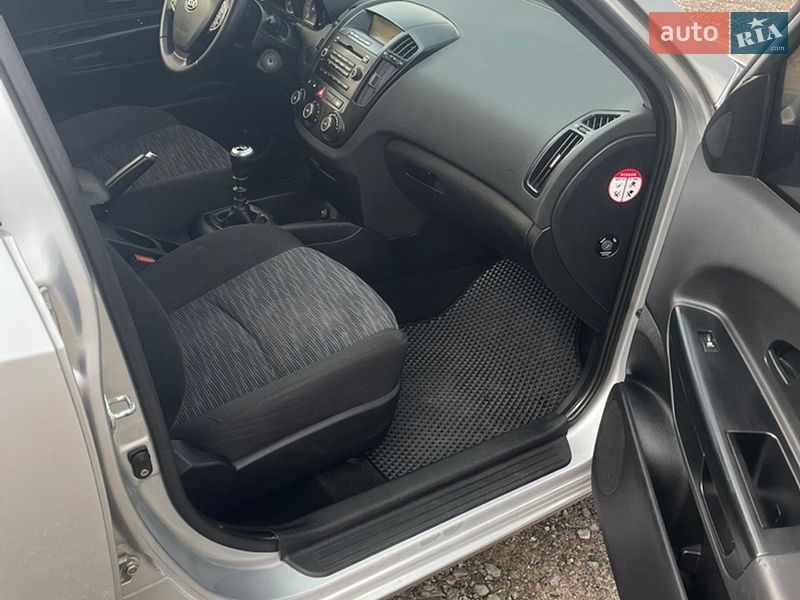 Хэтчбек Kia Ceed 2008 в Дубно