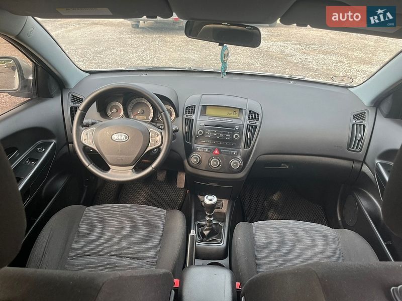 Хэтчбек Kia Ceed 2008 в Дубно