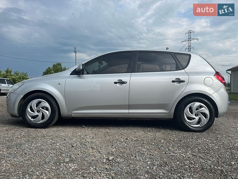 Хэтчбек Kia Ceed 2008 в Дубно