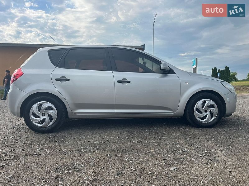 Хэтчбек Kia Ceed 2008 в Дубно