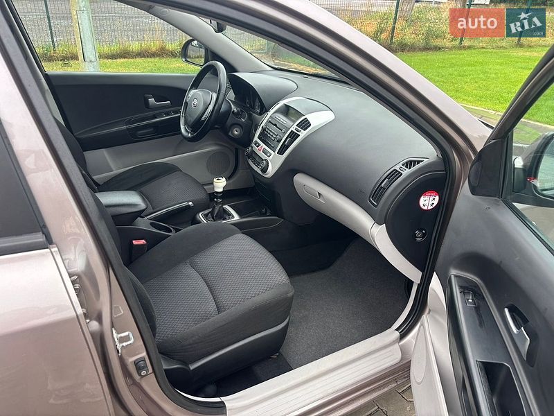 Хэтчбек Kia Ceed 2008 в Луцке