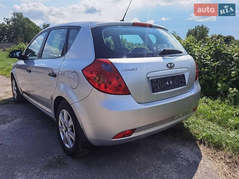 Хэтчбек Kia Ceed 2007 в Сарнах