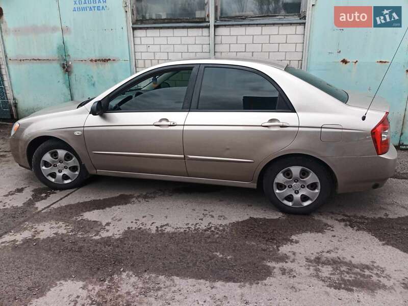Седан Kia Cerato 2006 в Ромнах
