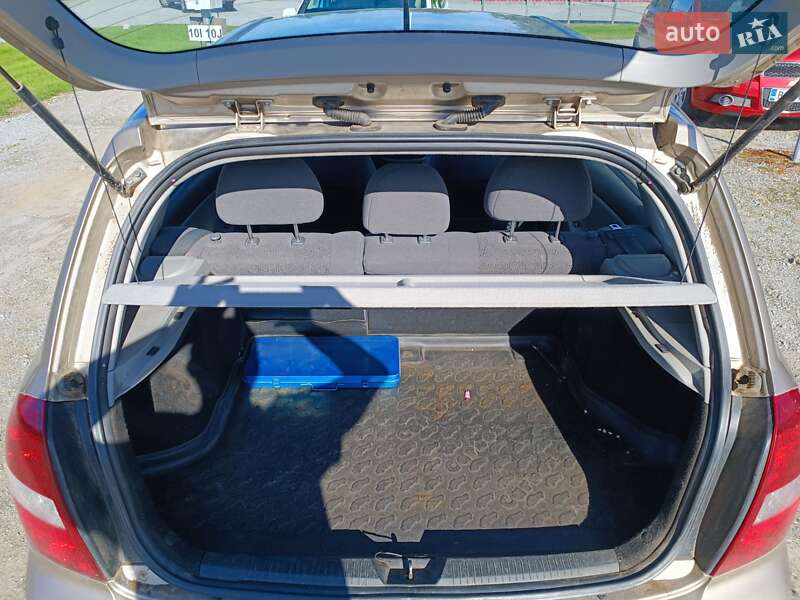 Хетчбек Kia Cerato 2006 в Устинівці