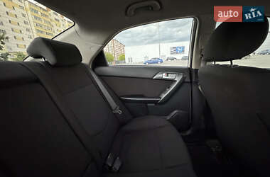 Седан Kia Cerato 2011 в 