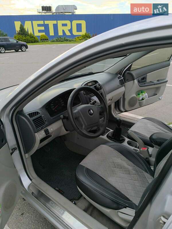 Седан Kia Cerato 2005 в Днепре