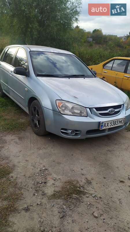 Хэтчбек Kia Cerato 2006 в  фото Хэтчбек Kia Cerato 2006 в