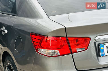 Седан Kia Cerato 2011 в 