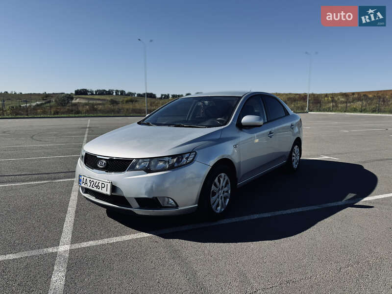 Седан Kia Cerato 2010 в Ровно
