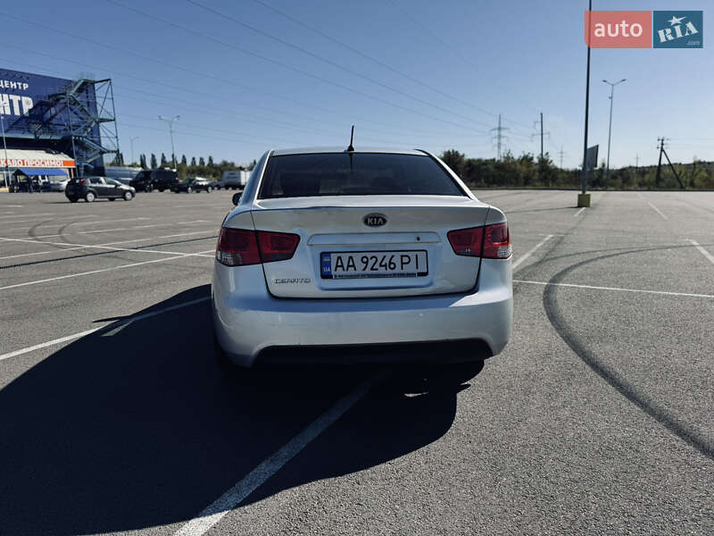 Седан Kia Cerato 2010 в Ровно