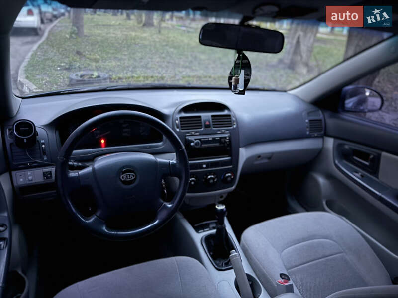 Седан Kia Cerato 2006 в Ровно
