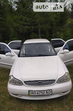 Седан Kia Clarus 2000 в Долине