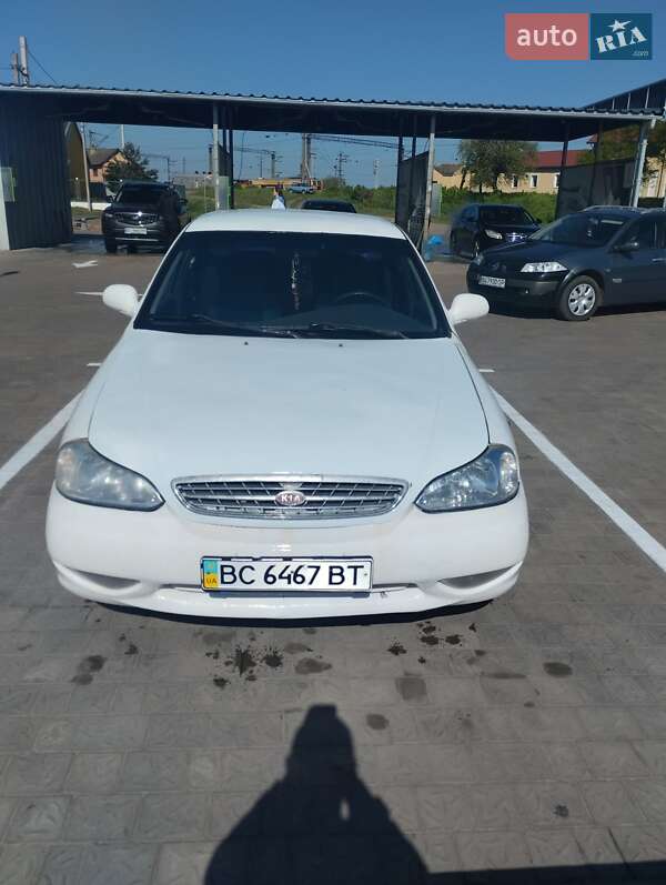 Седан Kia Clarus 2000 в Мостиске