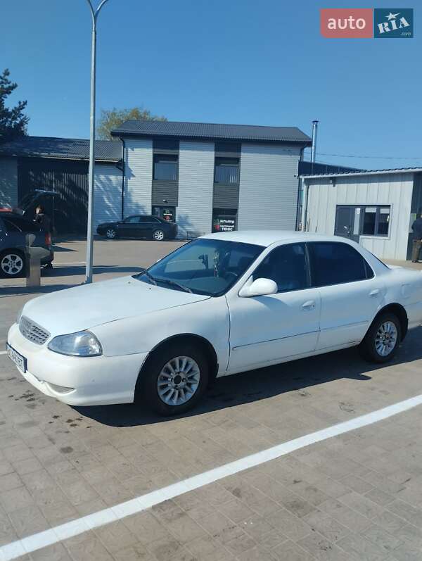 Седан Kia Clarus 2000 в Мостиске