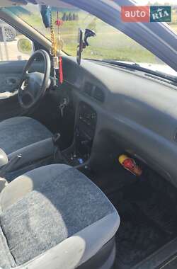 Седан Kia Clarus 2000 в Мостиске