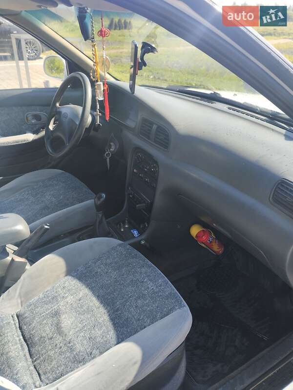 Седан Kia Clarus 2000 в Мостиске