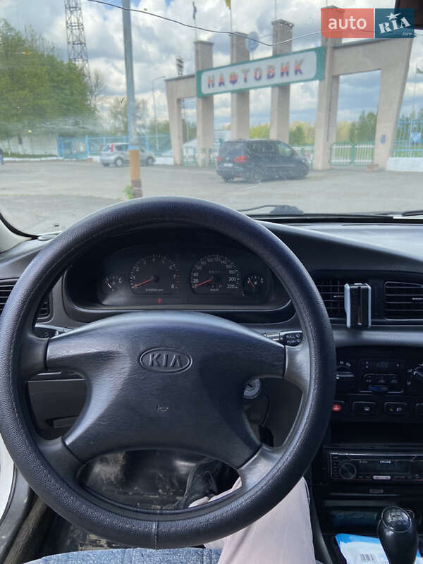 Седан Kia Clarus 2000 в Долине