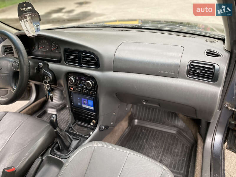 Седан Kia Clarus 1998 в Ровно