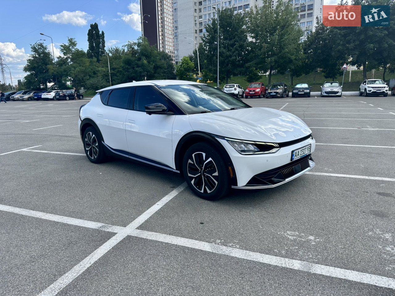 Продам свій автомобіль.
Модель 22 року, батарея 77 Kwh, 325 кінських сил повний привід (5 с до 100 км/год)
Машину привозив для себе, робилося все з оригінальних запчастин, безпека не спрацьовувала, змінювалася філенка заднього правого крила, частина бампера і задня права підвіска.
Щодо комплектації є все, що можна побажати:
Камери 360, парктроніки, радар, адаптивний круїз, автопілот, сама париться, може їздити без водія, підігріви та вентиляція сидінь, мертві зони, бездротова зарядка, великий монітор, машину можна під себе налаштувати як комп'ютер.
Порти швидкої зарядки
Колір Білий перламутр.