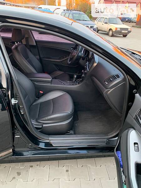 Седан Kia K5 2014 в Барышевке