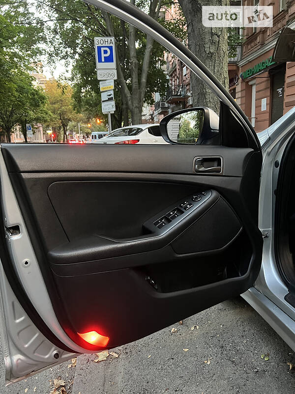 Седан Kia K5 2013 в Дніпрі