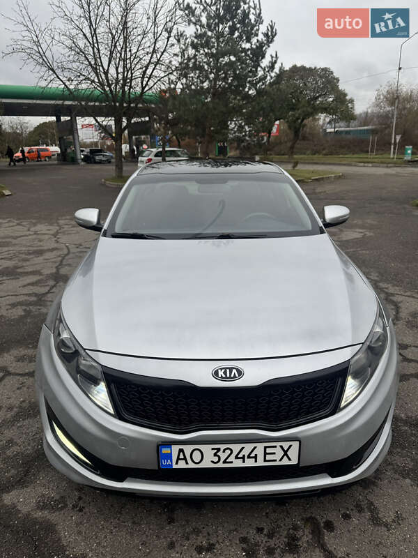 Седан Kia K5 2011 в Тячеві