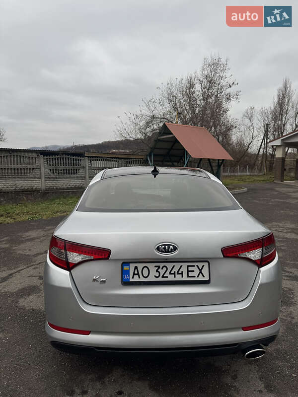 Седан Kia K5 2011 в Тячеві