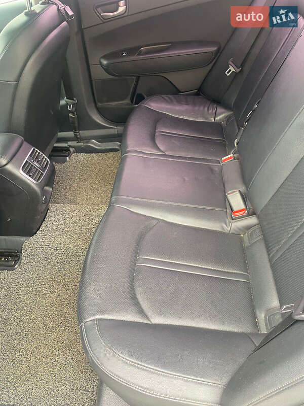 Седан Kia K5 2015 в Луцке