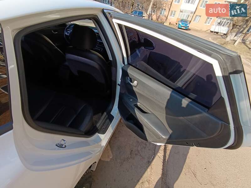 Седан Kia K5 2017 в Прилуках
