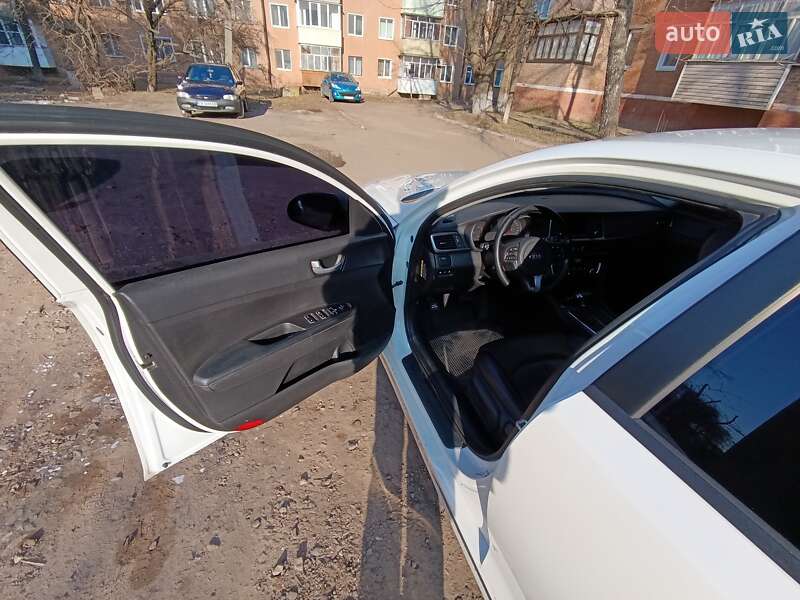 Седан Kia K5 2017 в Прилуках