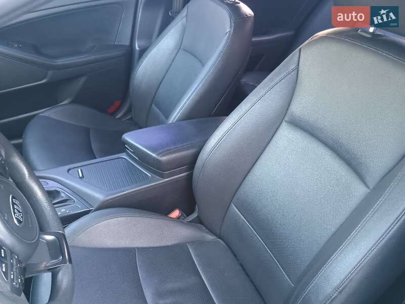 Седан Kia K5 2014 в Дніпрі