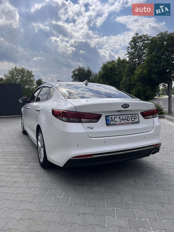 Седан Kia K5 2016 в Луцке