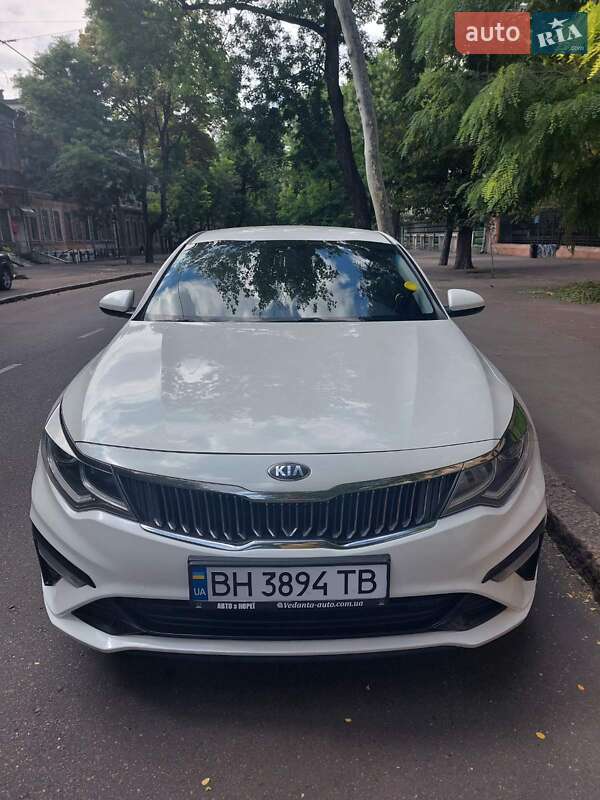 Седан Kia K5 2018 в Одессе