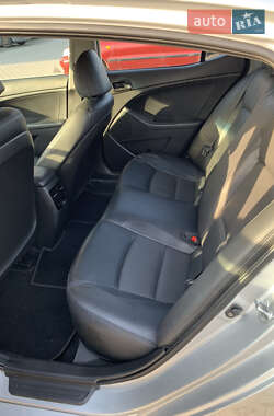 Седан Kia K5 2015 в 