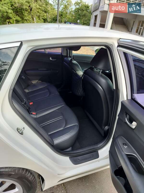 Седан Kia K5 2016 в Одессе