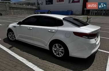 Седан Kia K5 2015 в 