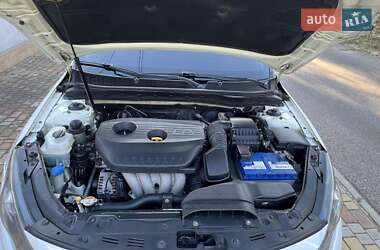 Седан Kia K5 2012 в 