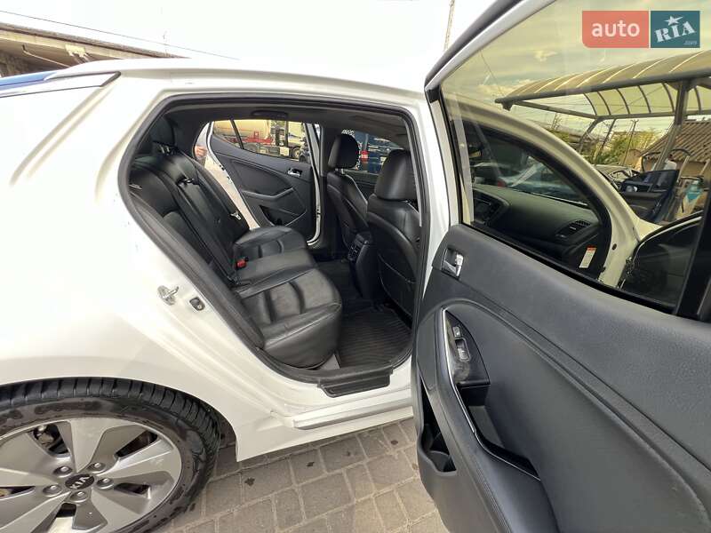 Седан Kia K5 2015 в Львове