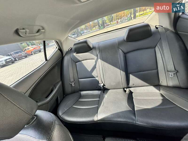 Седан Kia K5 2013 в Кременчуге