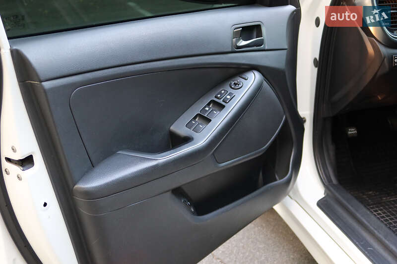 Седан Kia K5 2014 в Дніпрі