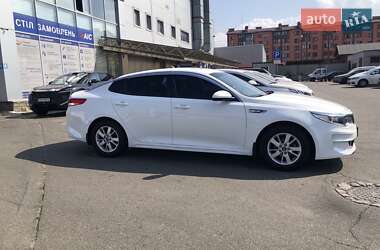 Седан Kia K5 2017 в 